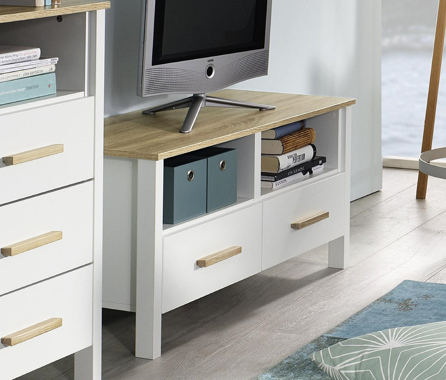 Fernseher steht auf weiß-braunem Lowboard »Fargo«. Daneben steht eine weiße Kommode.