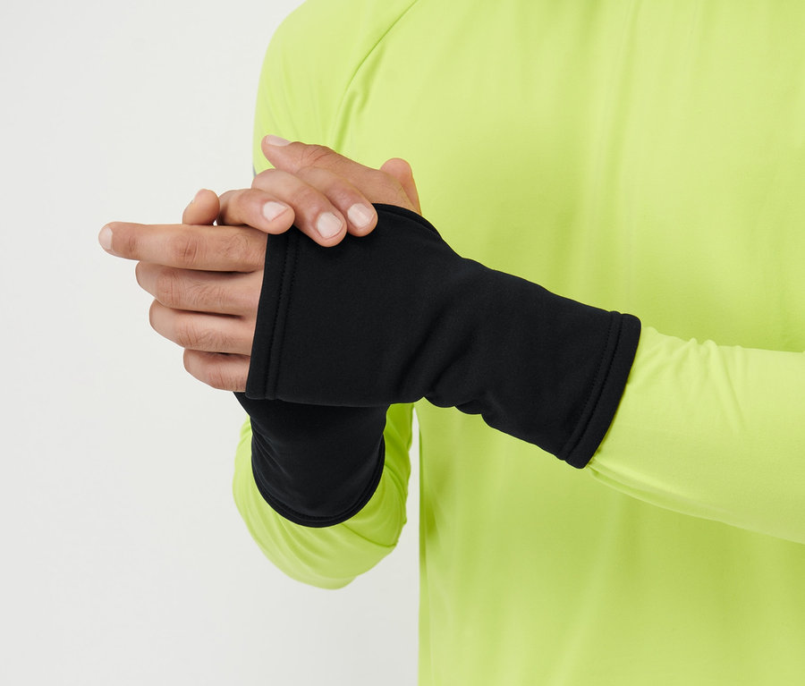 Mann trägt schwarze Handstulpen und ein gelbes Langarmshirt.