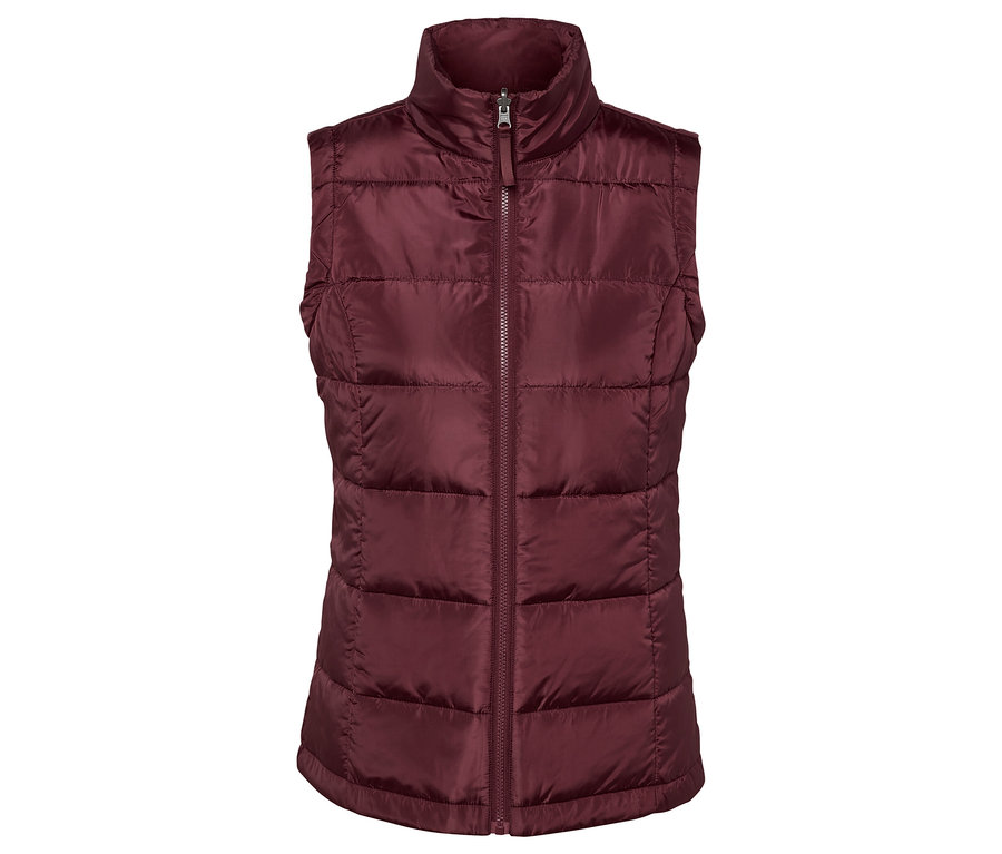 Eine weinrote Steppweste mit Reißverschluss in der Mitte.