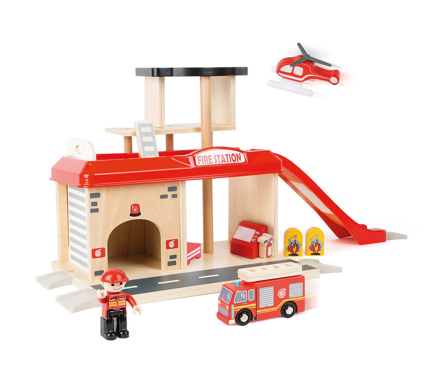 small foot Feuerwehrwache aus Holz mit Feuerwehrmann Figur, Feuerwehrauto und Hubschrauber.