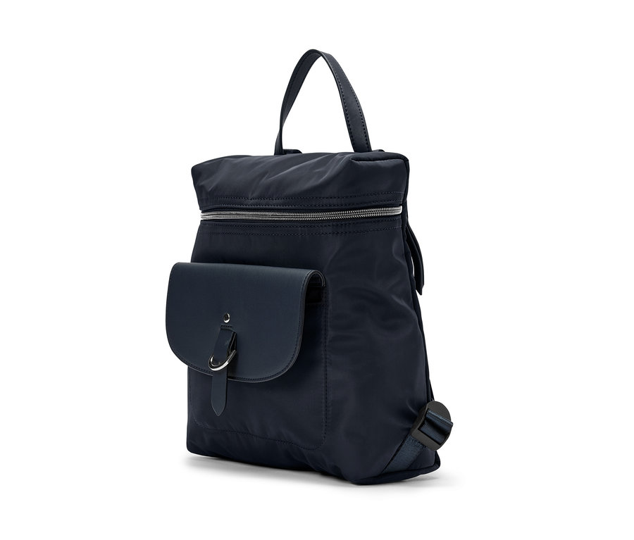 Dunkelblauer Rucksack mit Klappentasche.