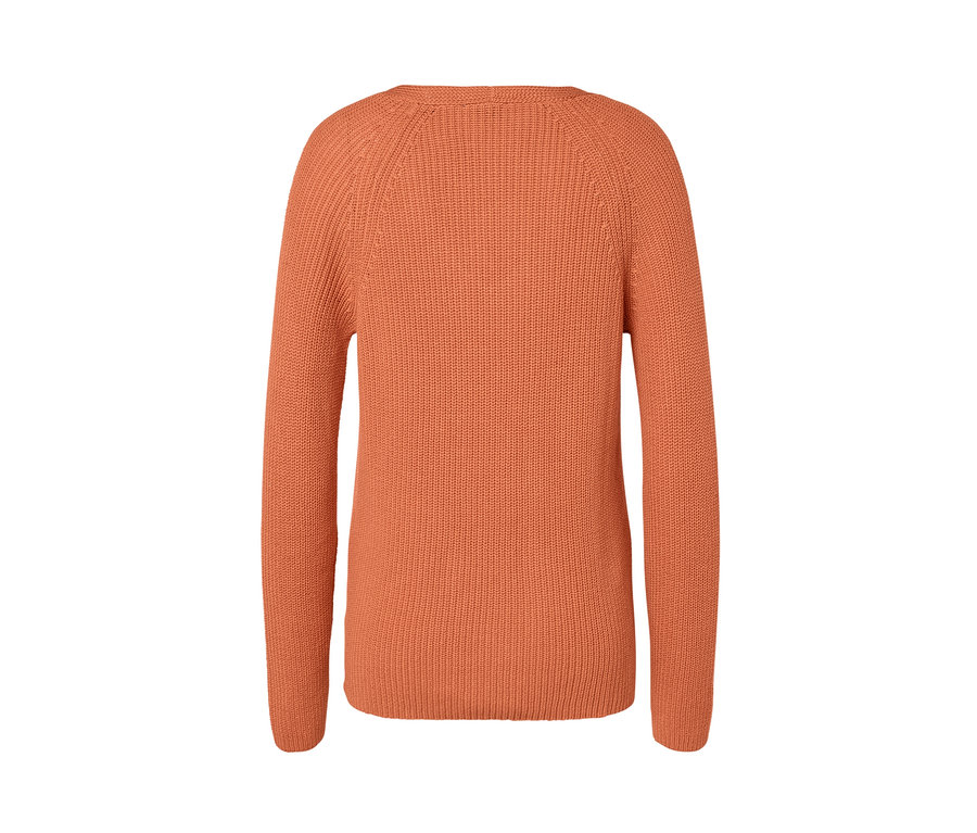Detailansicht eines peachfarbenen Strickpullovers.