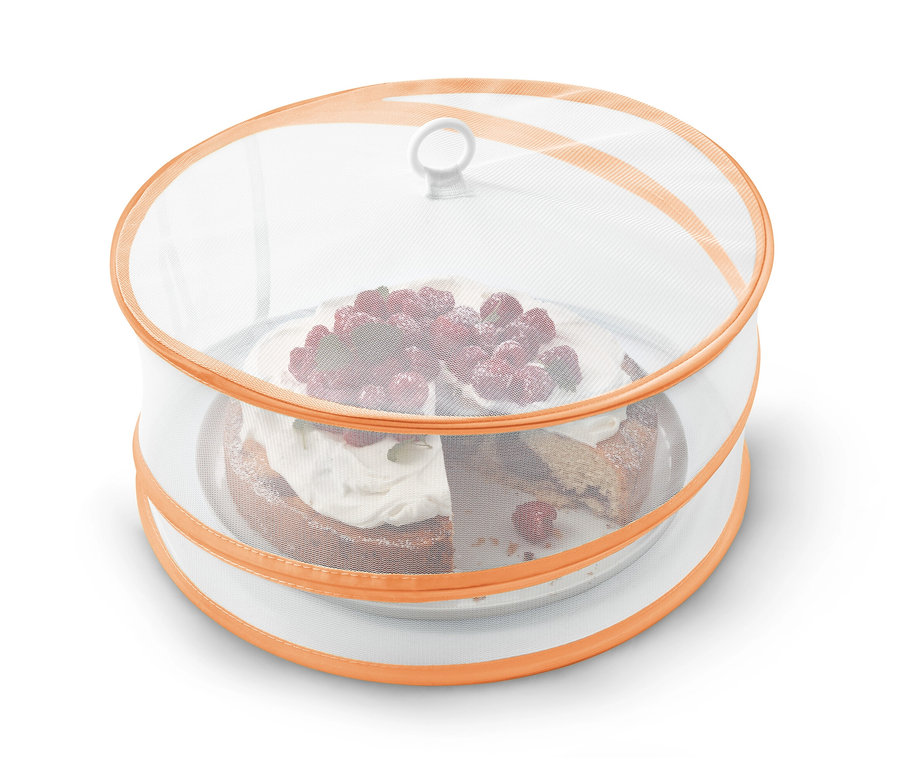 Ein Kuchen mit Himbeeren ist mit einer faltbaren Abdeckhaube abgedeckt.
