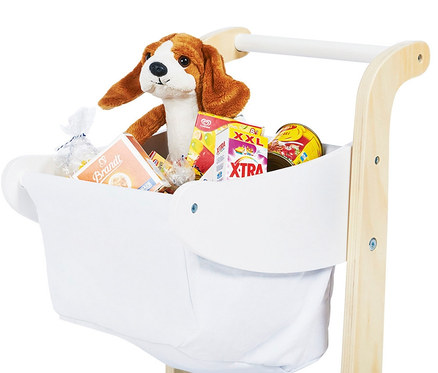 Ein weißer Pinolino Einkaufswagen »Erna« gefüllt mit einem Stoffhund, Keksen und Konserven.