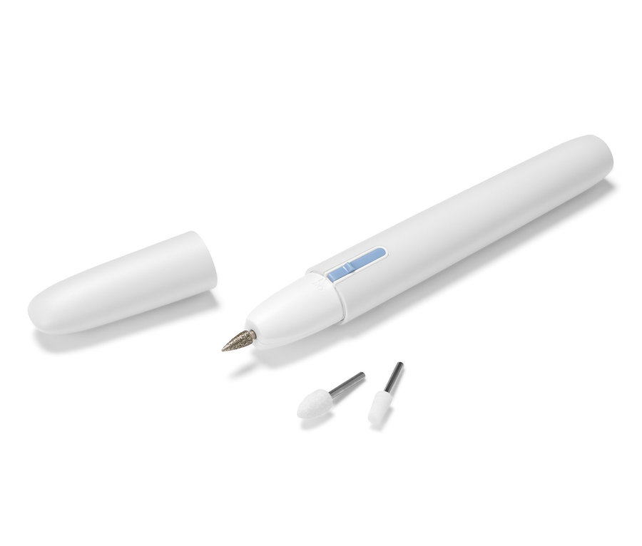 Ein Maniküre-und-Pediküre-Gerät mit Aufsätzen und Schutzkappe.