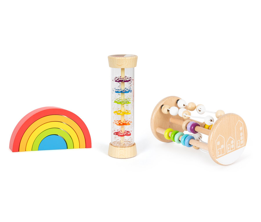 Auf weißem Hintergrund steht ein Set small foot Motorikspiele »Regenbogen« Spielzeug: ein hölzernes Regenbogen-Puzzle, ein Regenmacher und ein Perlen-Labyrinth.