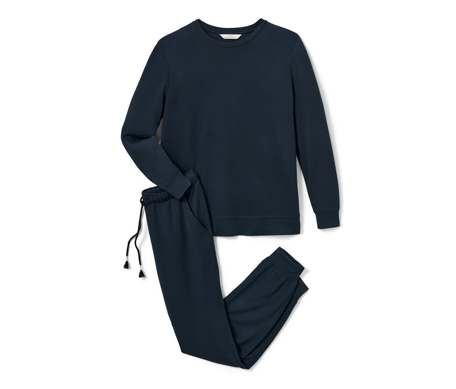 Ein marineblauer Hausanzug liegt auf einem weißen Hintergrund.