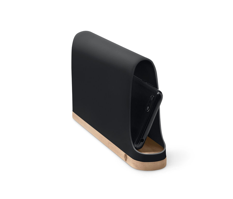 Schwarze strahlenabschirmende Handyhalterung mit Telefon darin.