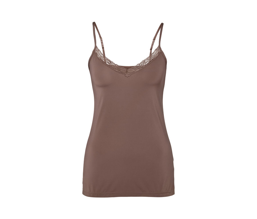 Nougat-farbenes Hemdchen mit Spitze und dünnen Trägern.