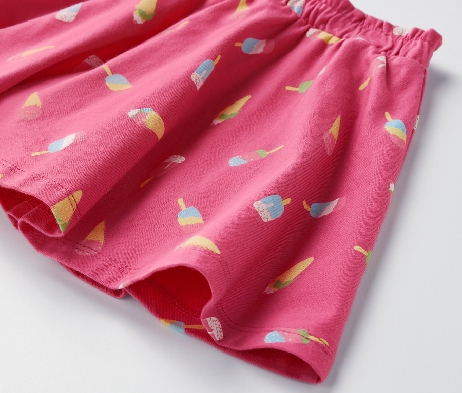Detailaufnahme eines Kinder-Jerseyrocks mit Hose mit Eismuster.