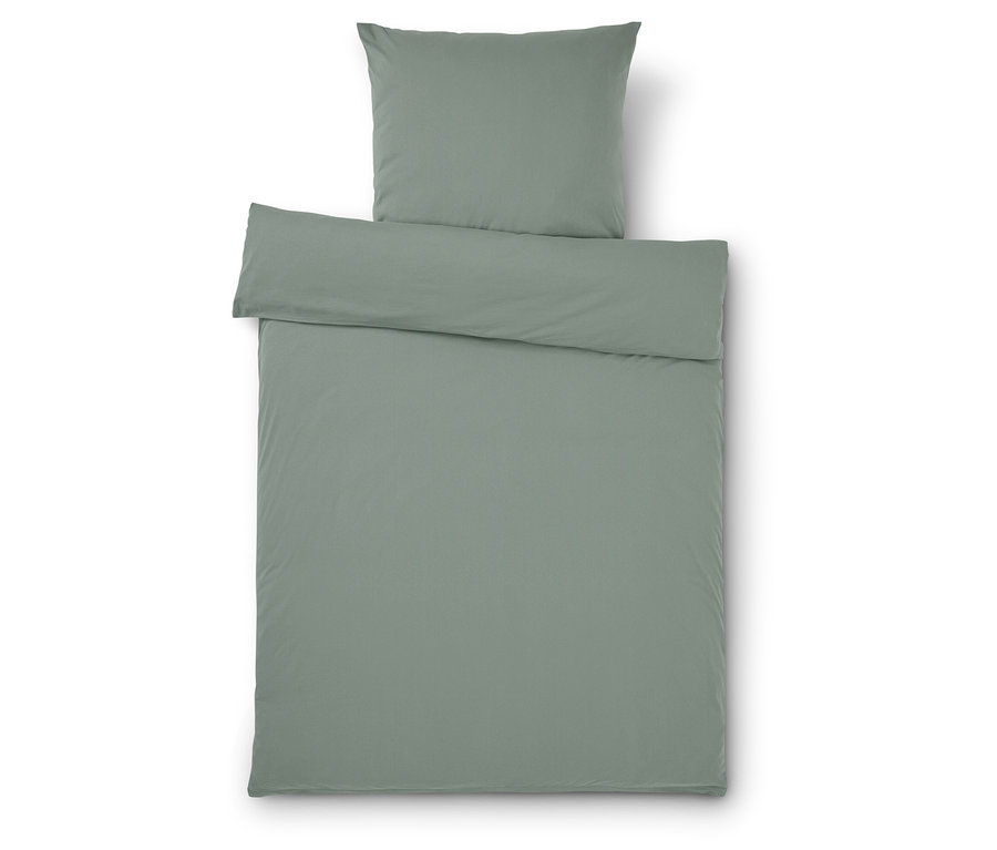 Hellgrüne Bettwäsche bestehend aus einem Kissen- und einem Deckenbezug liegt auf einem weißen Hintergrund.