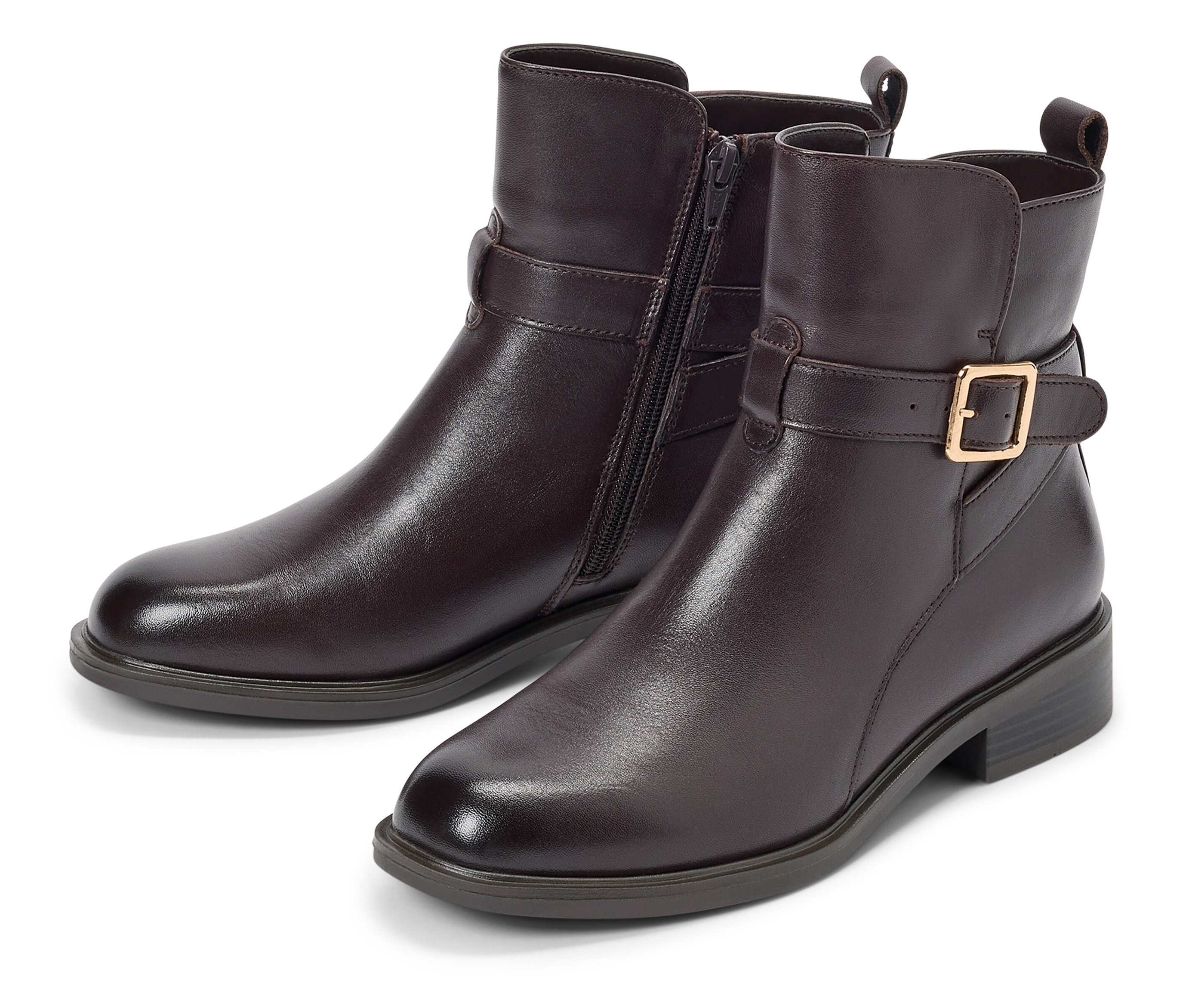 Zwei braune Stiefeletten mit Schnalle und Reißverschluss liegen auf einem weißen Hintergrund.