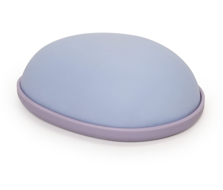 Ein blaues Mousepad mit einem lila Rand.