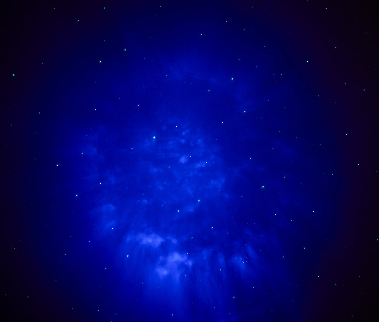 Sternenhimmel mit blauen Nebelflecken.