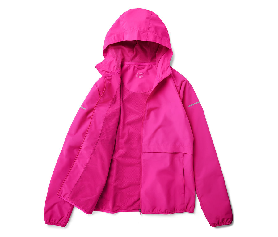 Eine offene, pinke Kapuzenjacke liegt auf einem weißen Hintergrund.