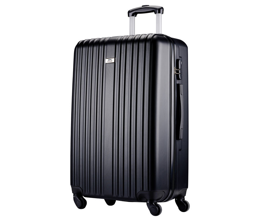 Schwarzer, gerippter Rollkoffer mit ausziehbarem Griff und vier Rädern.