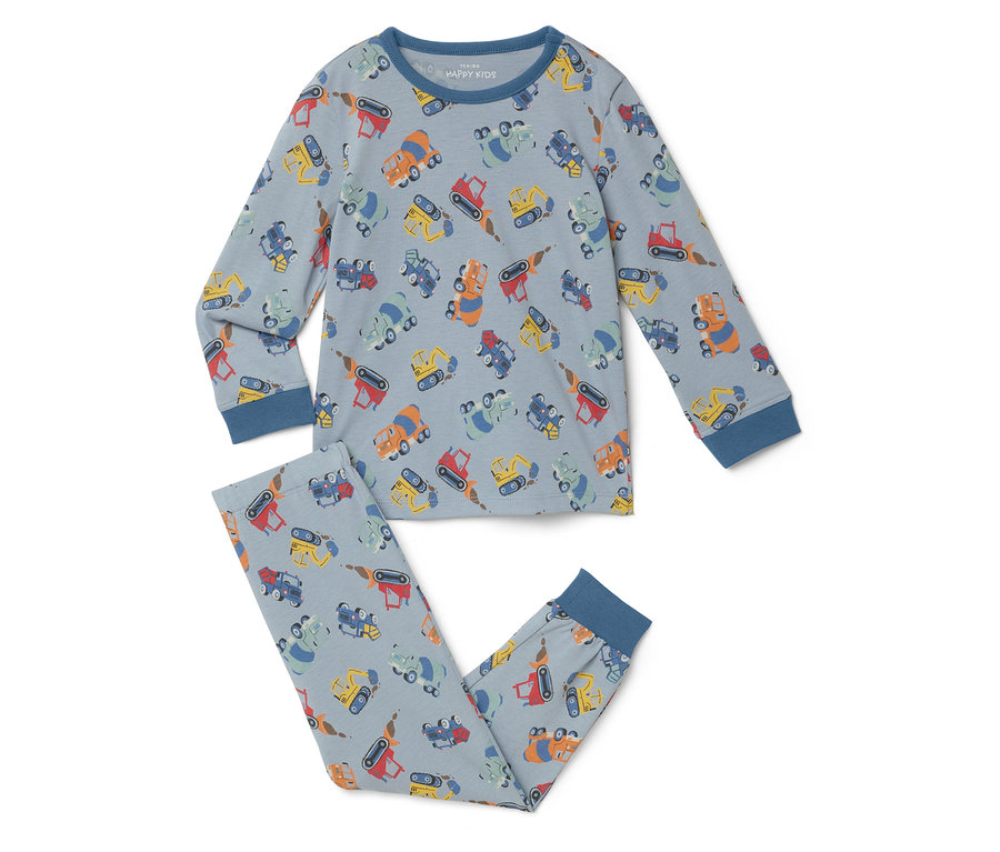 Hellblauer Schlafanzug mit Baufahrzeug-Motiv, bestehend aus einem langärmeligen Oberteil und einer Hose.