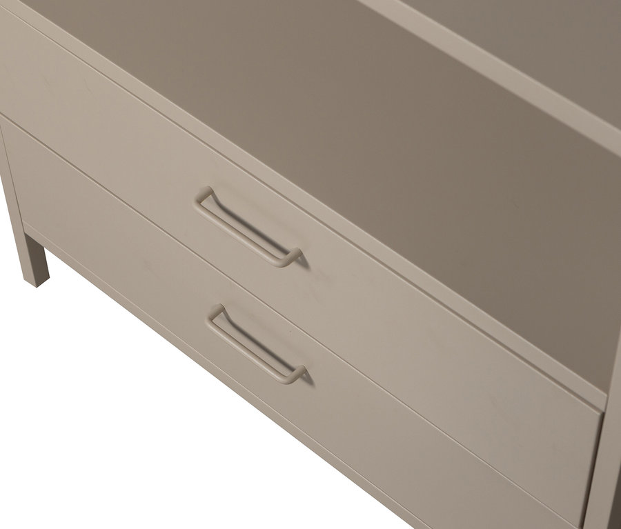 Nahaufnahme einer hellgrauen Kommode mit zwei Schubladen.