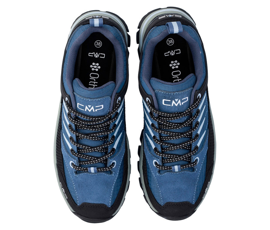 Draufsicht auf ein Paar blaue CMP-Wanderschuhe mit Schnürsenkeln.