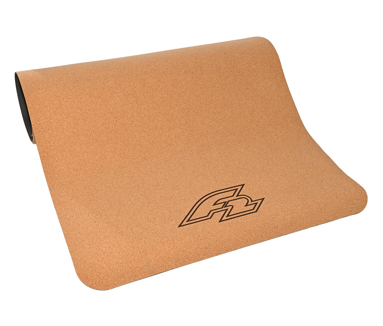 Eine zusammengerollte, hellbraune Yogamatte aus dem F2 Yoga Set, 8-teilig, liegt auf einem weißen Untergrund.