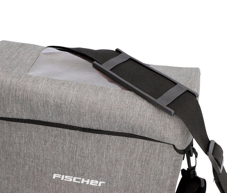 Nahaufnahme einer grauen Fischer-Tasche mit schwarzem Schultergurt.