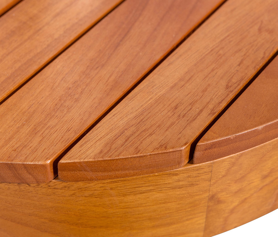 Nahaufnahme einer runden Tischplatte aus Holz mit Lattenstruktur.