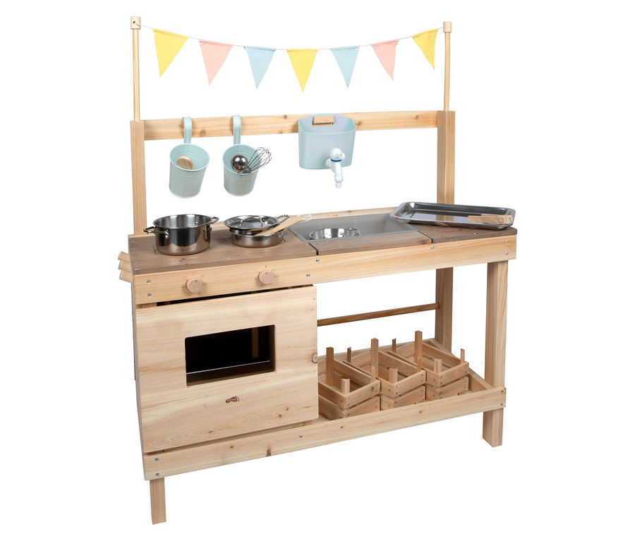 Die small foot Matschküche und der Kaufladen aus Holz mit Kochutensilien, Spüle und Ofen. Darüber hängt eine bunte Wimpelkette.