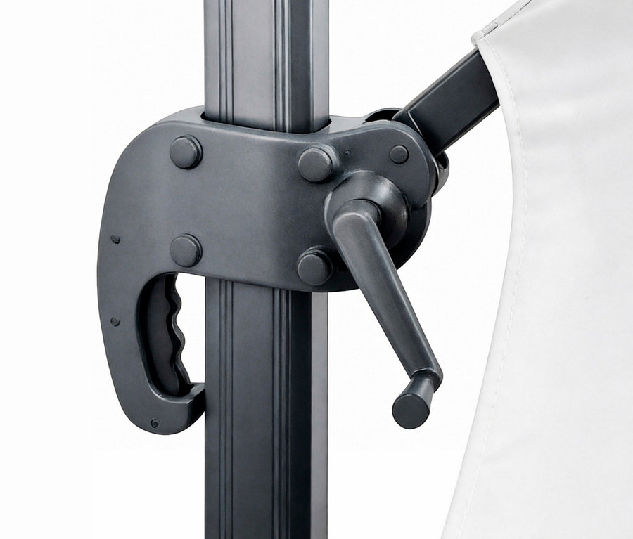 Nahaufnahme der grauen Kurbel und des Mastes der Leco Sonnenliege mit Ampelschirm und einem Teil des weißen Schirms.