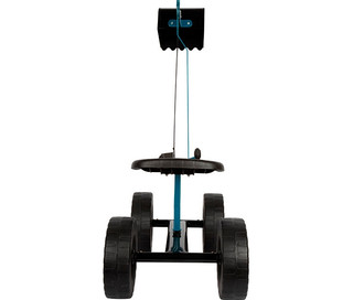 small foot Bagger mit Rädern: Ein schwarzer Spielzeugbagger mit vier großen Rädern, einem blauen Arm und einer schwarzen Schaufel mit gezacktem Rand, von vorne gesehen.