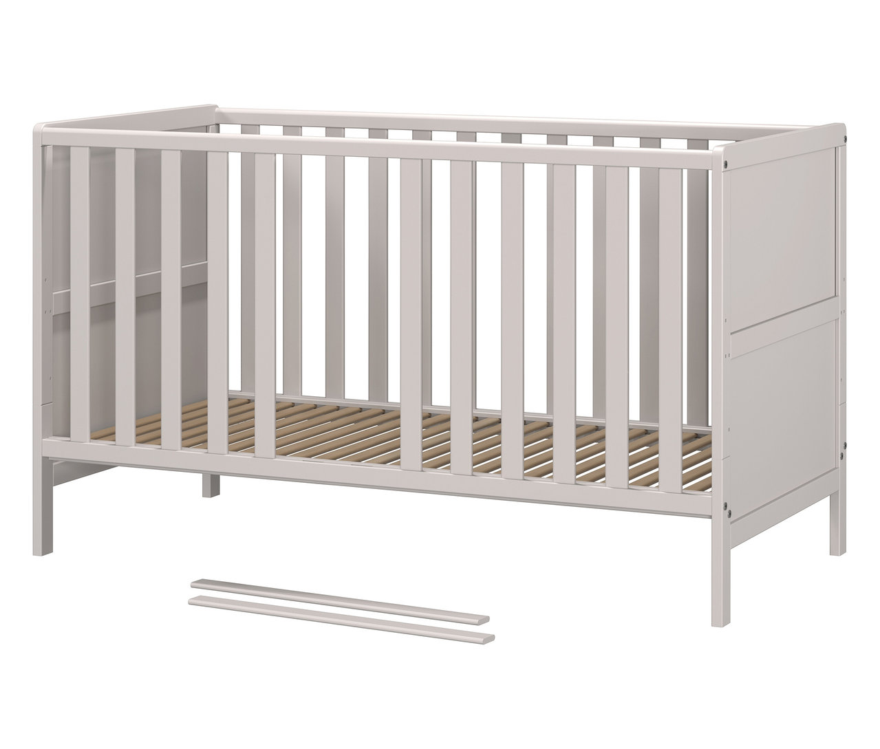 Ein graues Kinderbett mit Holzlattenboden steht im Raum, zwei lange, schmale graue Bretter liegen davor.