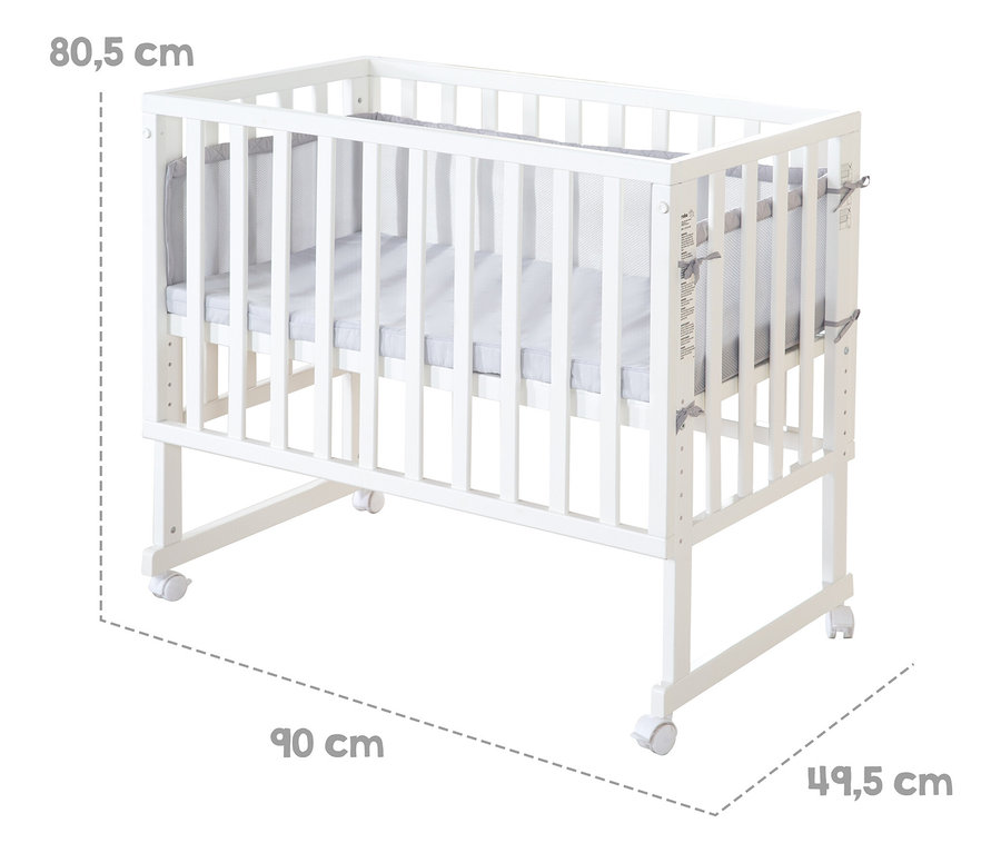 Weißes roba 3-in-1-Stuben-Beistellbett mit grauer Polsterung und Rollen.