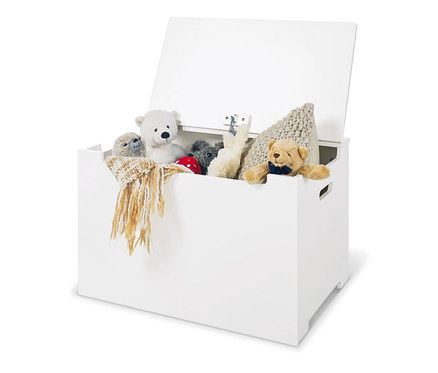 Weisse Pinolino Spielzeugtruhe teilweise gefüllt mit Plüschtieren.