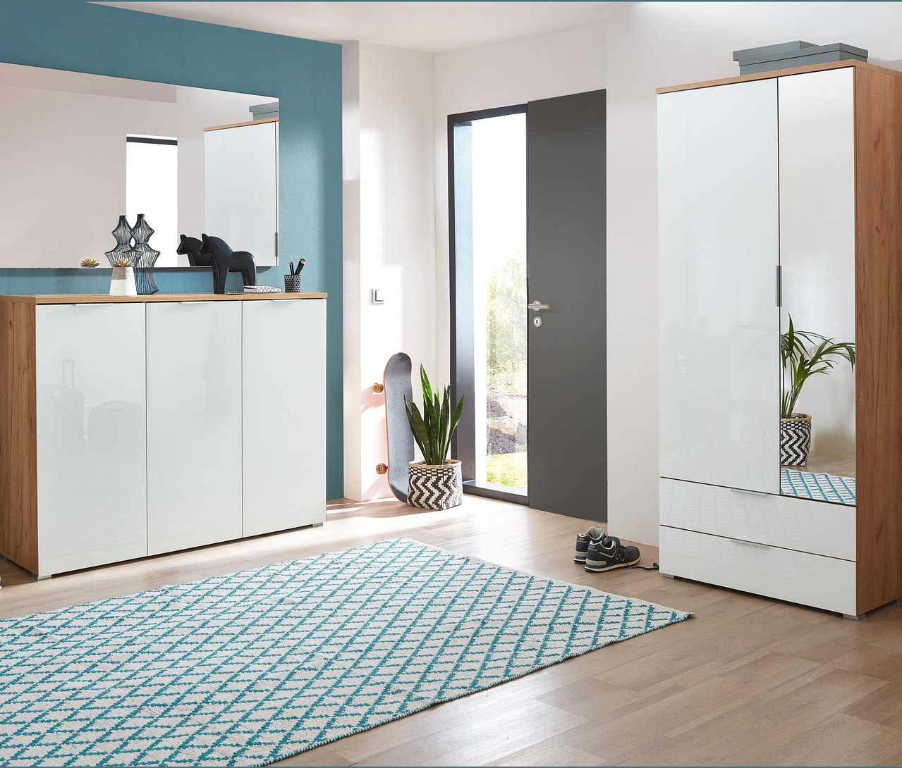 Eingangsbereich mit 3-türigem Schuhschrank »Telde«, Rahmenlosem Spiegel und Garderobenschrank »Telde«.