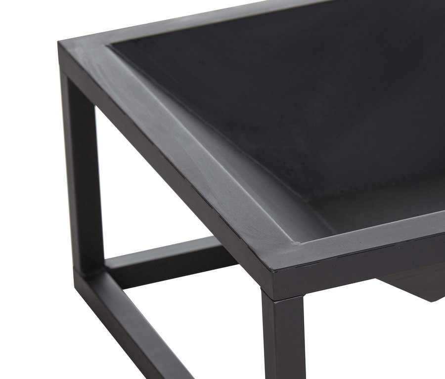 Detailaufnahme der schwarzen Feuerschale »TERVO lndustrial« mit Rahmen.