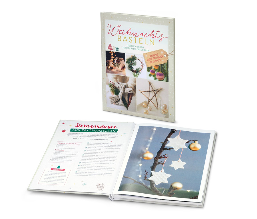 Zwei Bücher zum Thema Weihnachten, eines geschlossen und eines offen mit Anleitungen zum Basteln von Dekorationen.