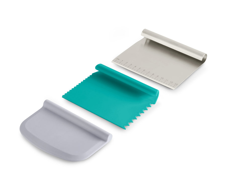 Ein Profi-Backhelfer-Set: ein Metallschaber mit Skala, ein grüner gezackter Schaber und ein grauer glatter Schaber.