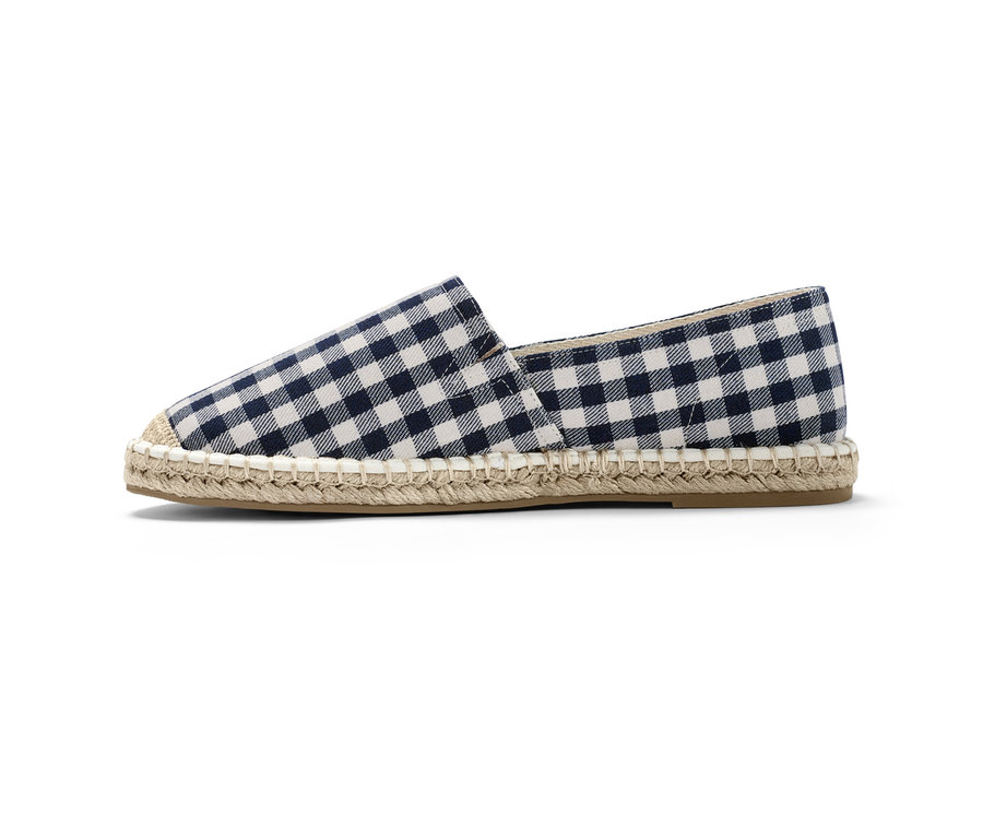 Detailaufnahme einer Espadrille mit blau-weißem Karomuster.
