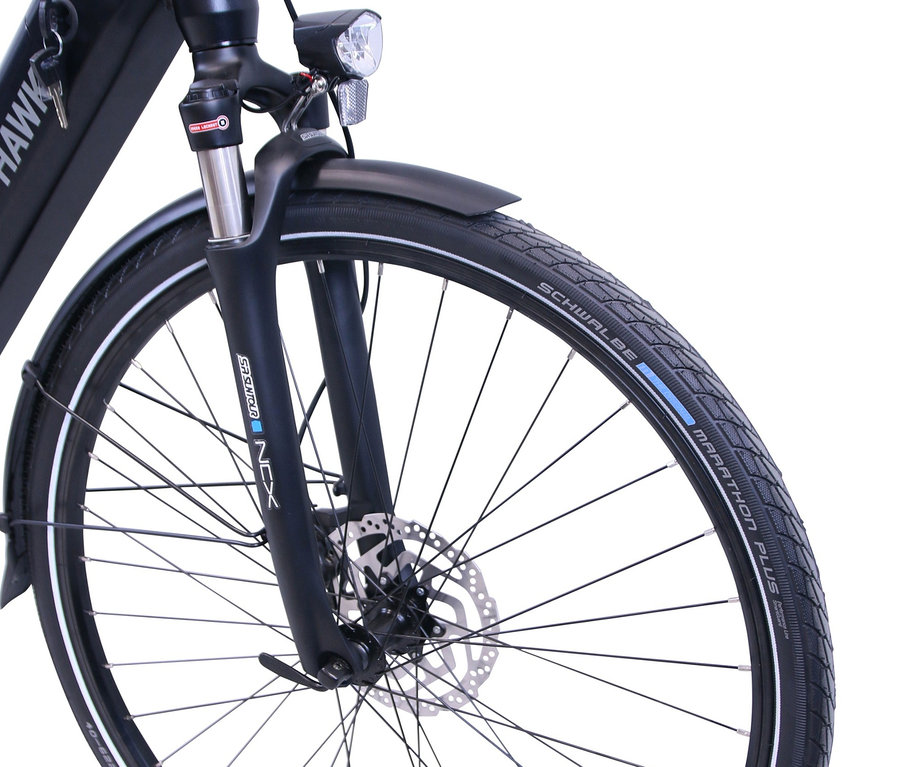 Detailaufnahme vom Vorderrad des HAWK Bikes E-Bike Herren »eTrekking Integrated Gent STEPS«, 28 Zoll, 50-cm-Rahmen.