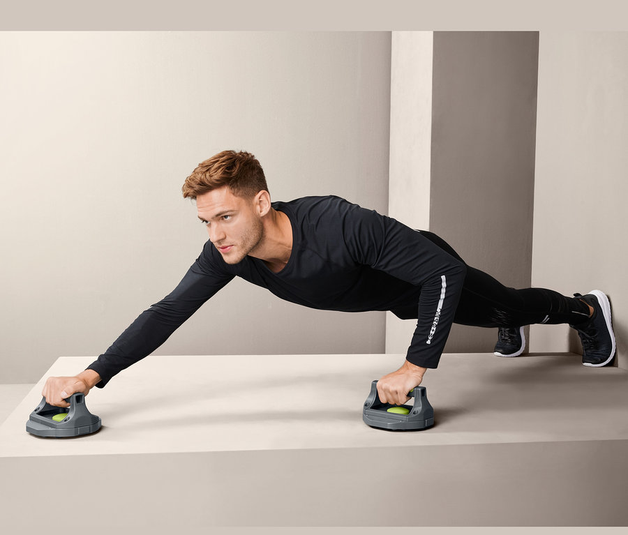 Mann macht Liegestütze mit 3-in-1-Liegestützgriffen.