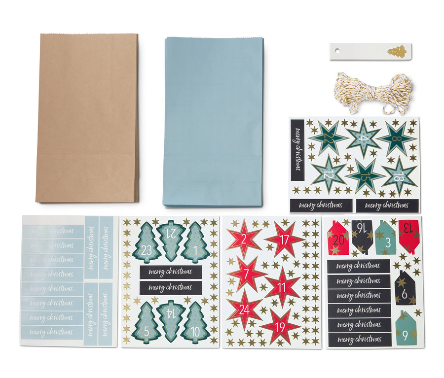 Adventskalender-und-Geschenktüten-Set mit braunen und blauen Tüten und Aufklebern mit Zahlen.