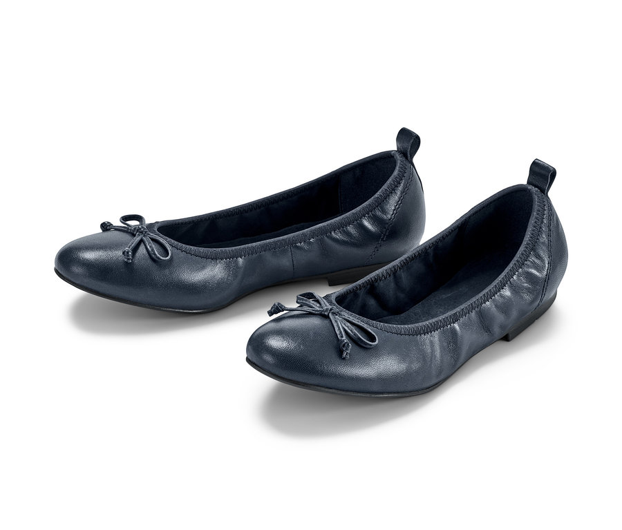 Zwei Leder-Ballerinas auf weißem Hintergrund.