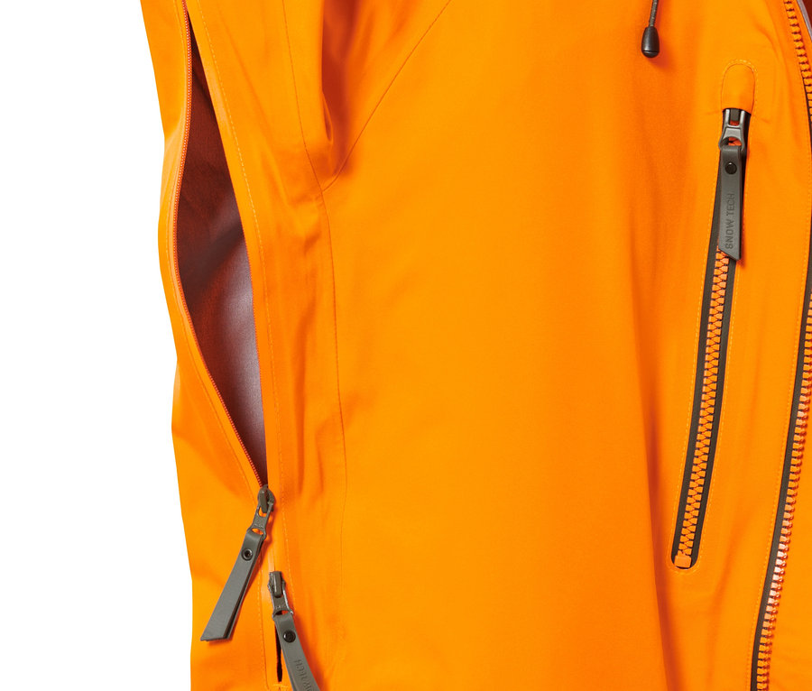 Detail einer orangefarbenen Hardshell-Skijacke mit Reißverschlüssen.