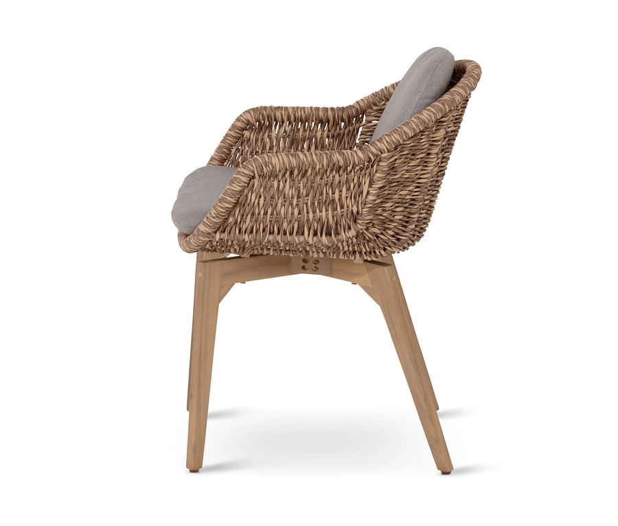 Seitenansicht eines Premium-Schalenstuhls mit Polyrattangeflecht und grauen Kissen auf Sitzfläche und Rückenlehne.