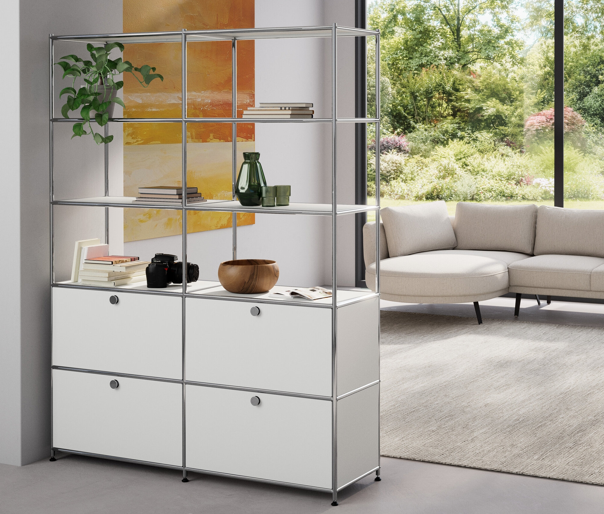 Ein Wohnzimmer zeigt ein Regal Metall »CN3« mit 2 Fächern und ein hohes Regal Metall »CN3« mit 4 Klappenfächern in Weiß. Ebenfalls zu sehen sind ein Klappenergänzungs-Set Metall »CN3« in Orange und ein Rückwandergänzungs-Set Metall »CN3« in Gelb.