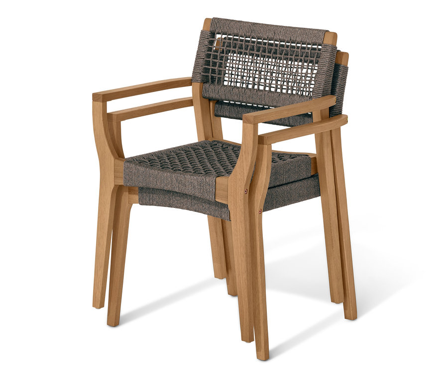 Zwei stapelbare Dining-Stühle, einer mit Textilgeflecht und einer mit Sitzkissen, sind aufeinander gestapelt.