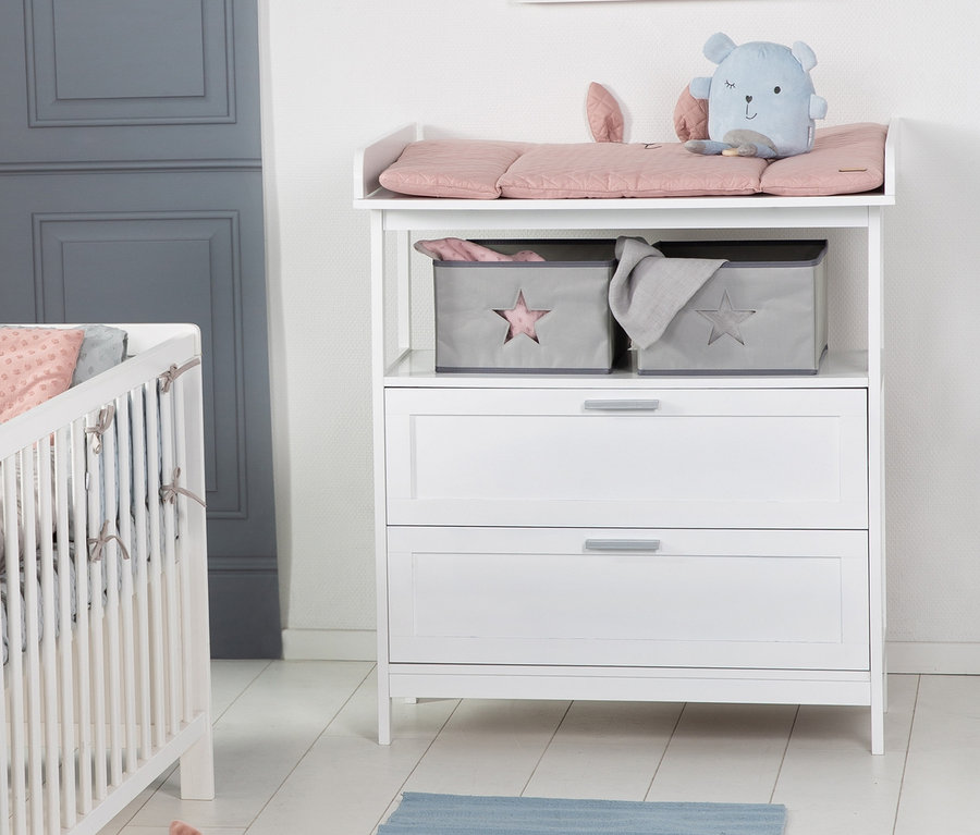 Weiße roba Wickelkommode »Hamburg« mit Wickelansatz, zwei Schubladen und zwei grauen Körben mit Sternen.