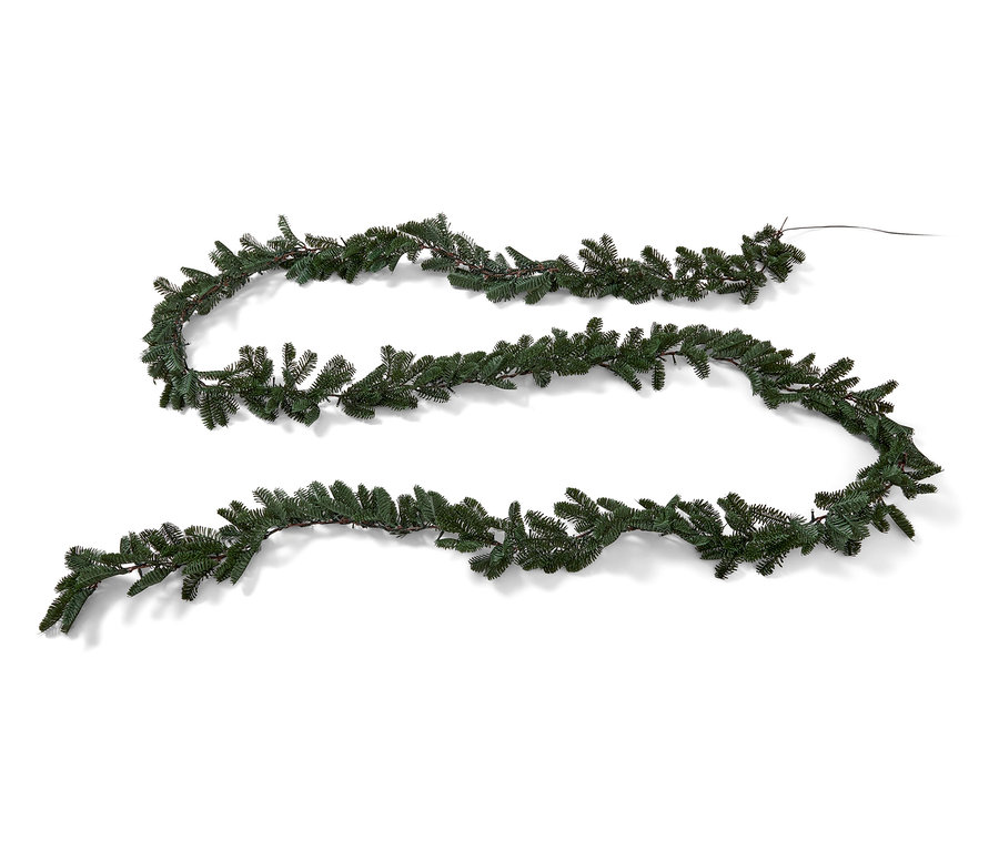 Eine lange LED-Tannengirlande auf weißem Hintergrund.