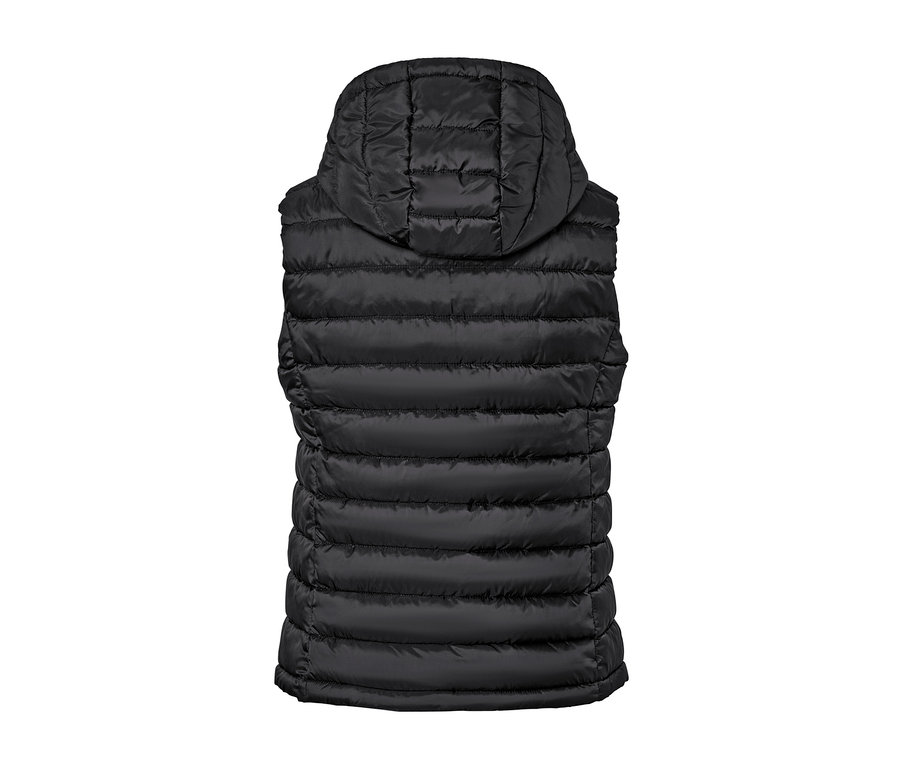 Detailansicht der Rückseite einer schwarzen Steppweste mit Kapuze.