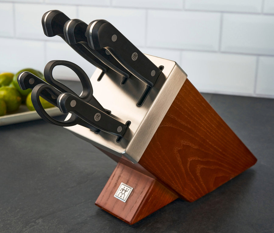 ZWILLING Selbstschärfender Messerblock »Gourmet« auf dunkler Tischplatte.