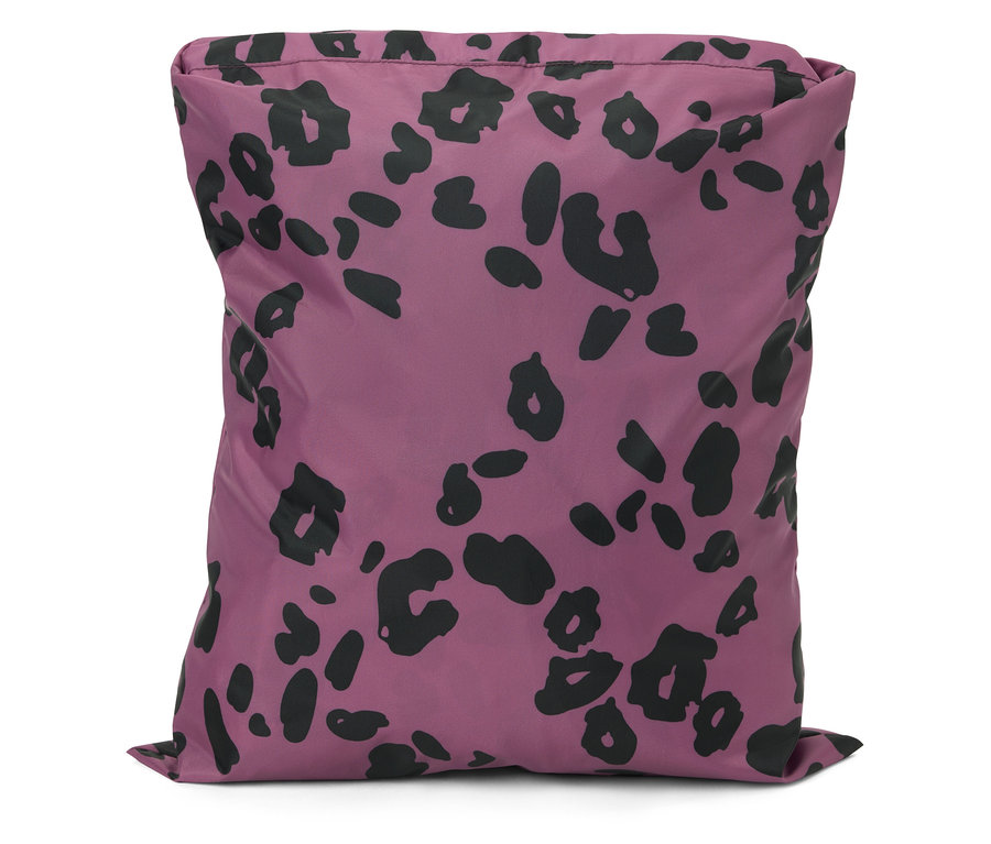 Ein lila Kissen mit schwarzem Tiermuster.